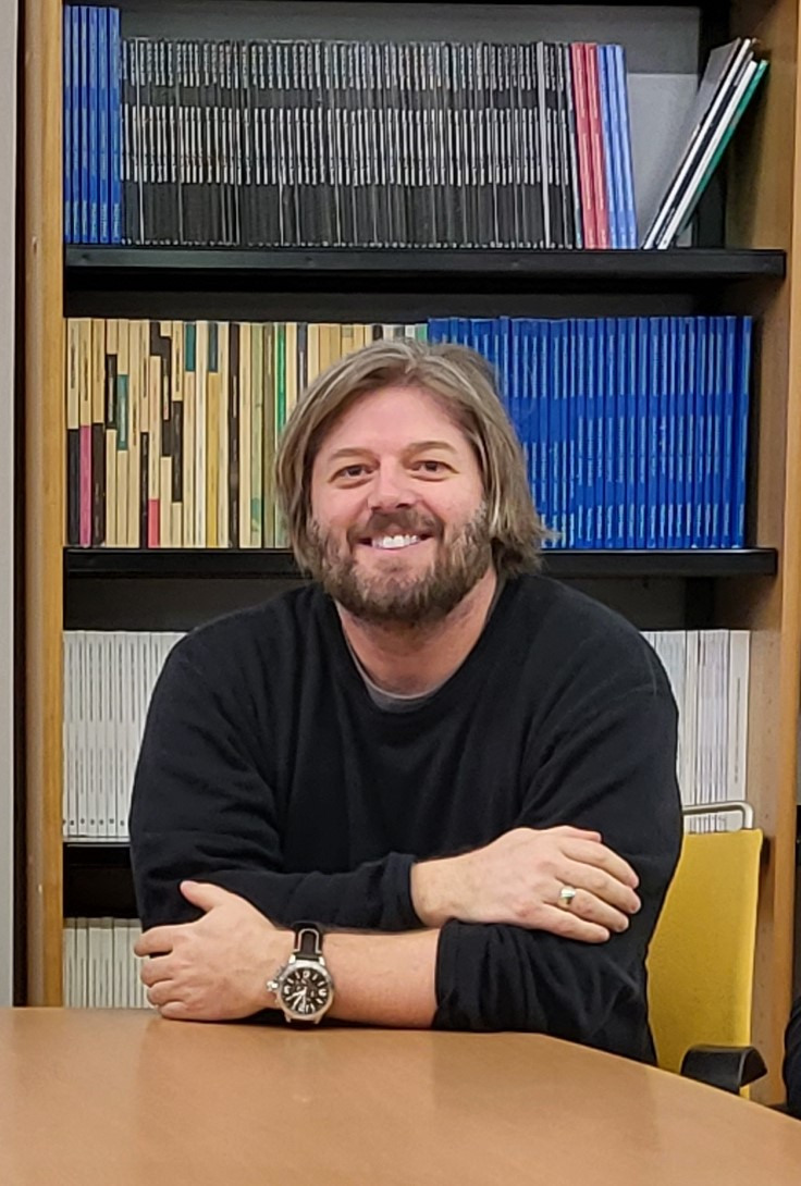 Headshot of Homero Gil de Zúñiga