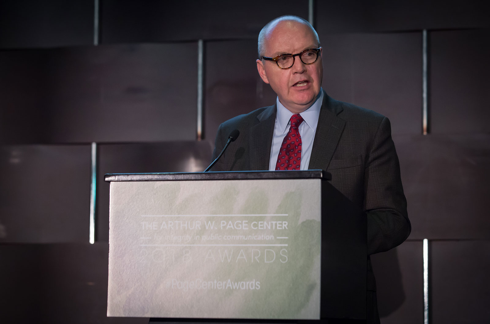 Advisory board member Gary Sheffer introduces Lisa Davis, who accepted the award for honoree Gwen Ifill.