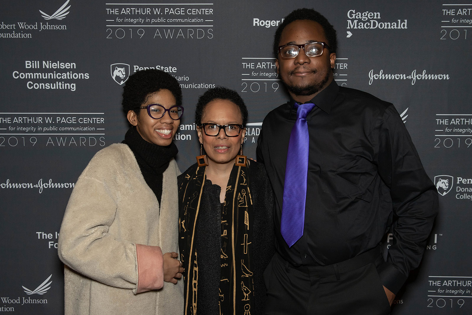  Lynne Scott Jackson (middle) with students. 